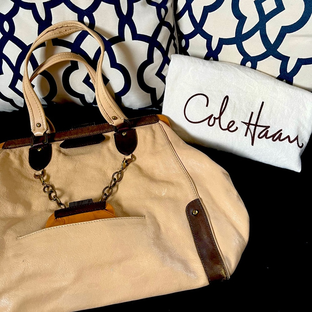 ❣️Cole Haan w/ attached coin purse❣️